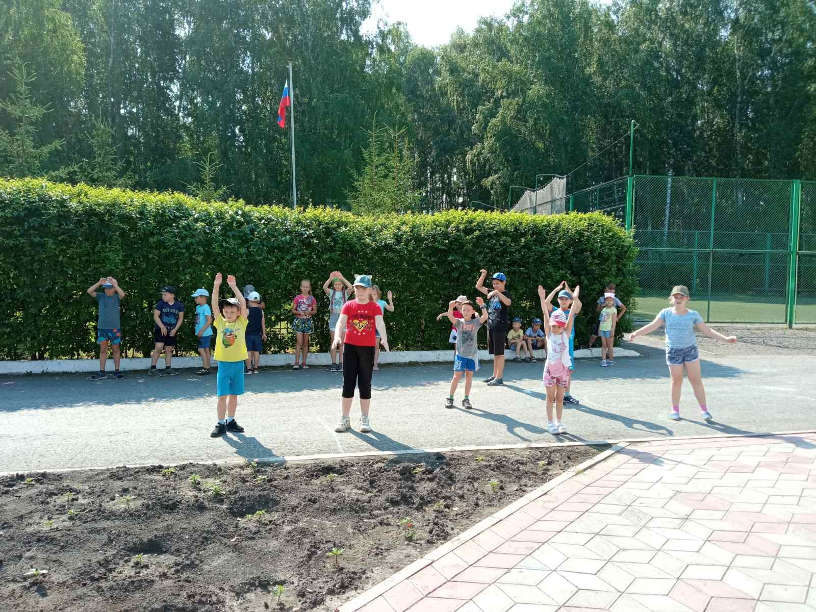Зарядка в лагере